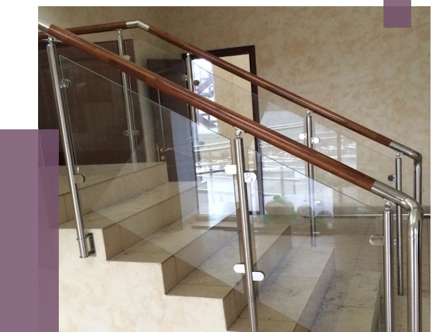 Комбинированные перила из металла и дерева в Котельниках